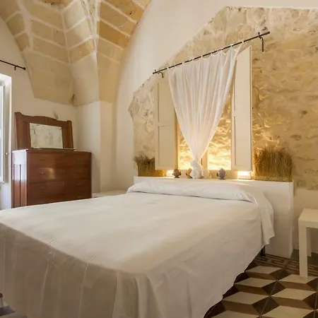 Explore The Historic City On Foot From An Old Town House Lecce Esterno foto