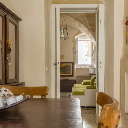 Explore The Historic City On Foot From An Old Town House Lecce Esterno foto