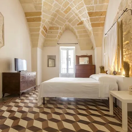Explore The Historic City On Foot From An Old Town House Lecce Esterno foto