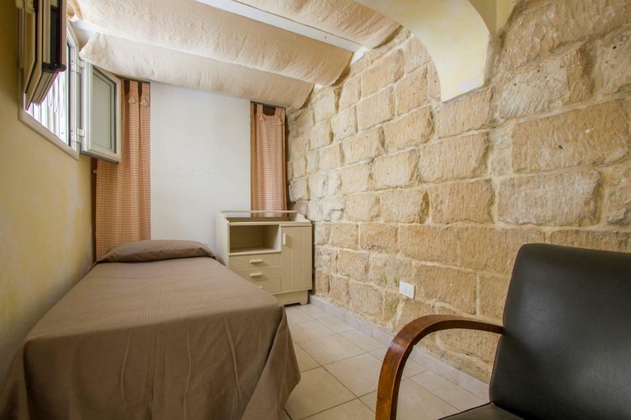 Explore The Historic On Foot From An Old Town House Appartamento Lecce